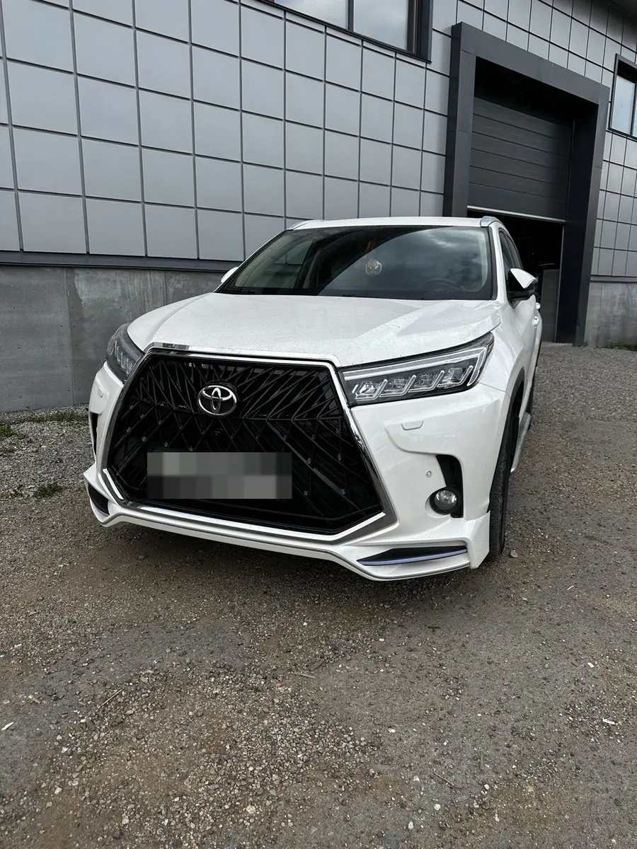 Та же Toyota Highlander после установки обвеса: новая решётка радиатора и передний бампер