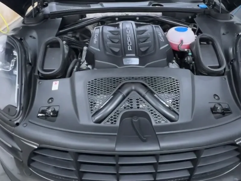 Тот же моторный отсек Porsche Macan Turbo после химчистки: пластик кожуха и патрубки чистые, матовые