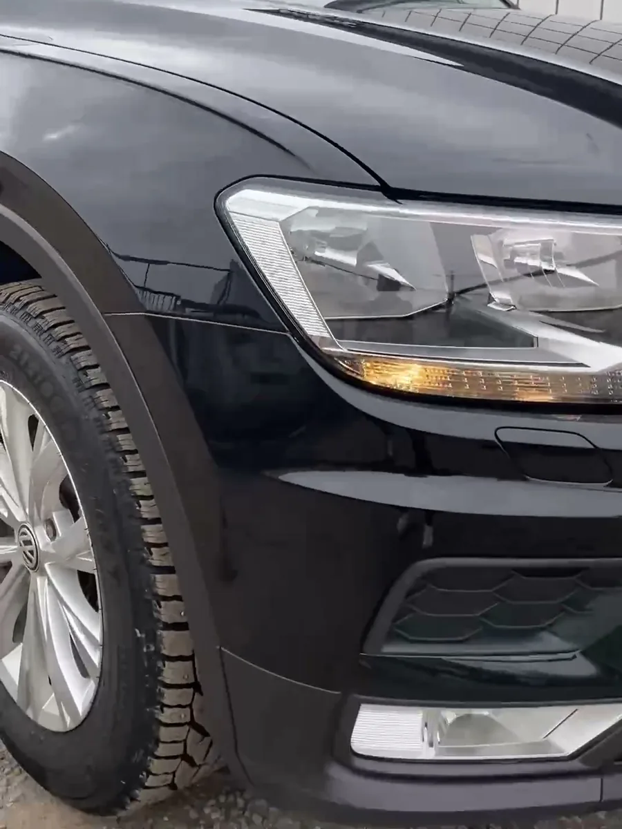 То же крыло Volkswagen Tiguan после ремонта и окраски: ровная глянцевая чёрная поверхность